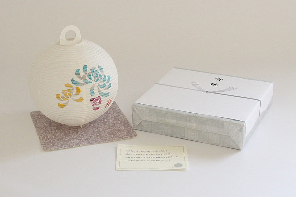 心に寄り添うあかりとお花を 喪中見舞いとして あかりや次七